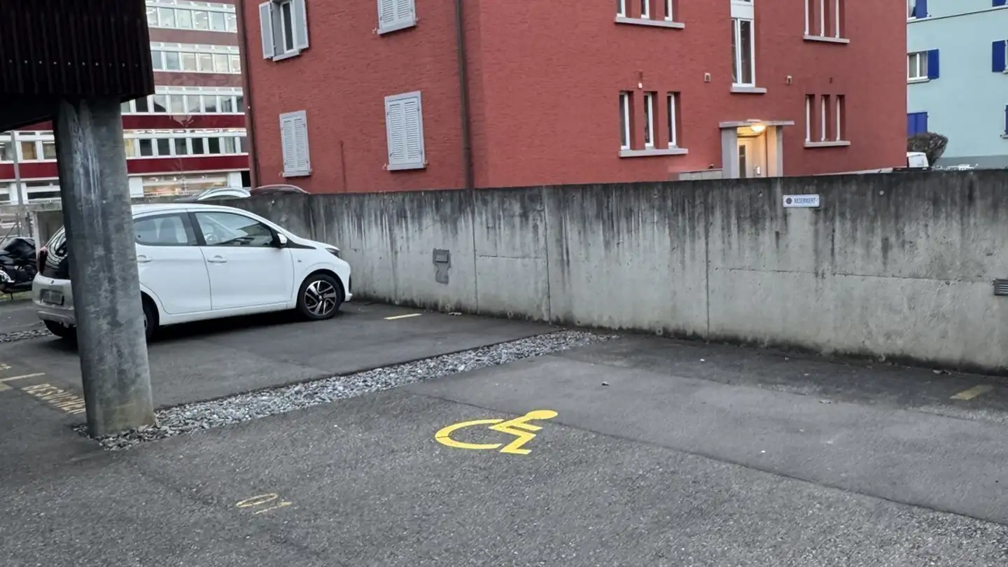 Parcheggio esterno in affitto - Bernerstrasse Nord 152, 8064 Zürich