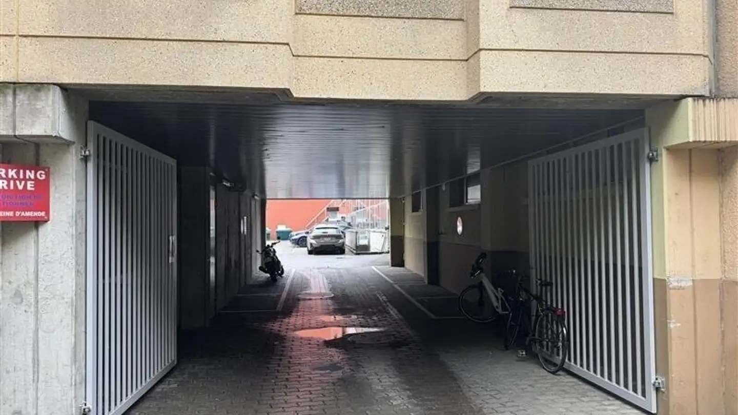Indoor motorbike parking space for rent - Rue Du Tir-Au-Canon 4, 1227 Carouge GE