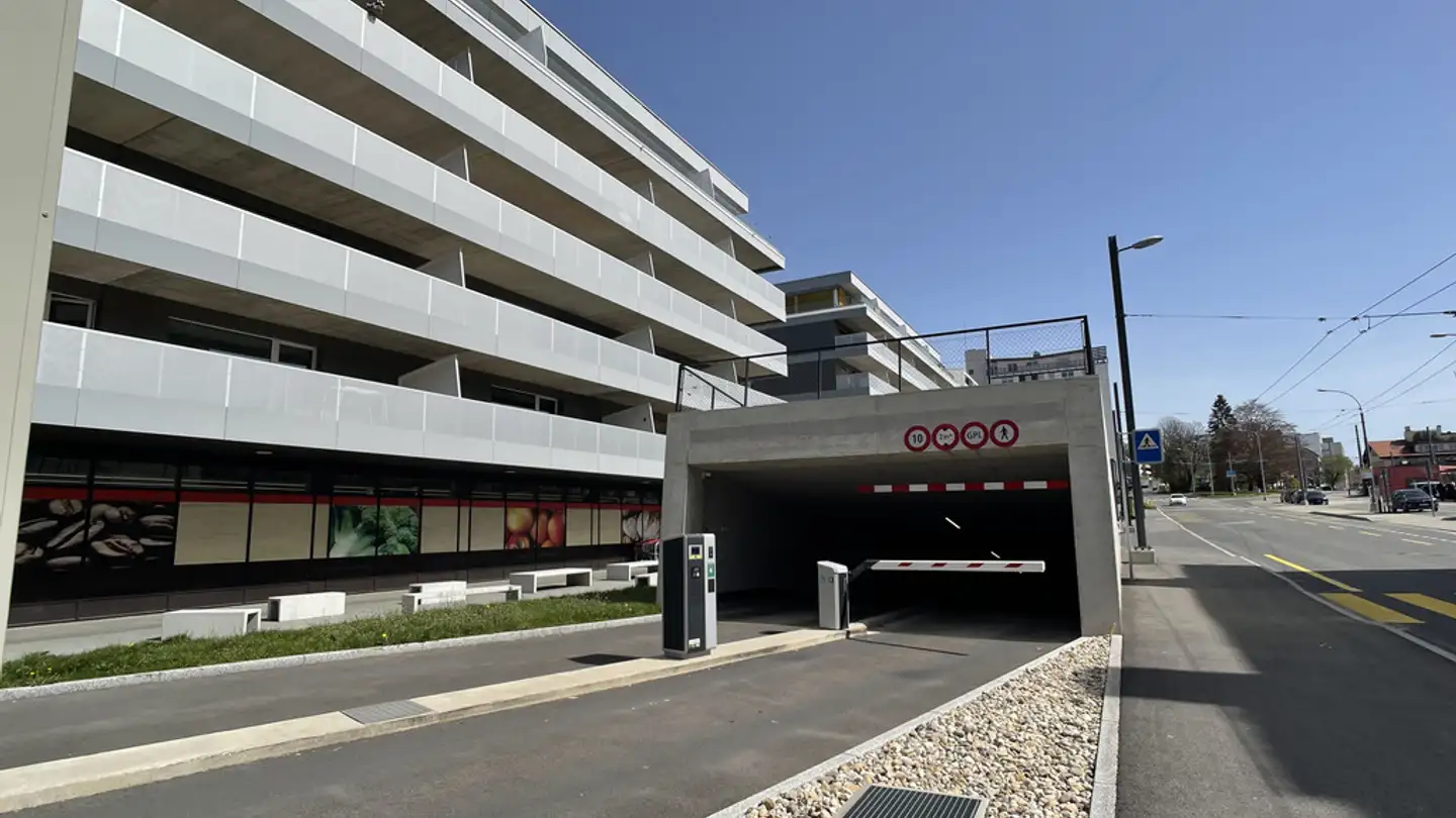 Underground parking space for rent - Rue De La Charrière 61, 2300 La Chaux-de-Fonds - Photo 2
