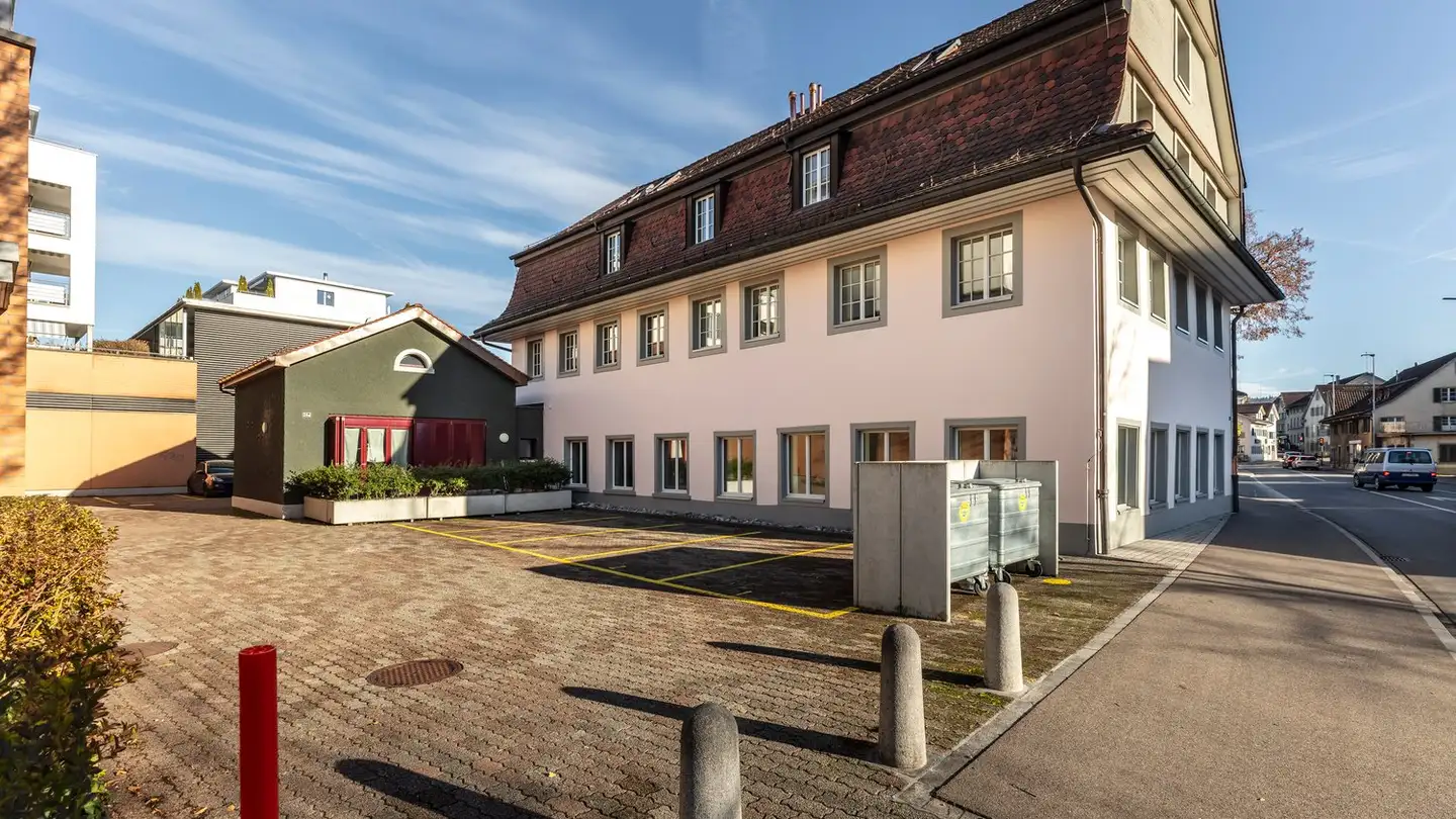 Place de parking extérieure à louer - Kempttalstrasse 24, 8330 Pfäffikon ZH