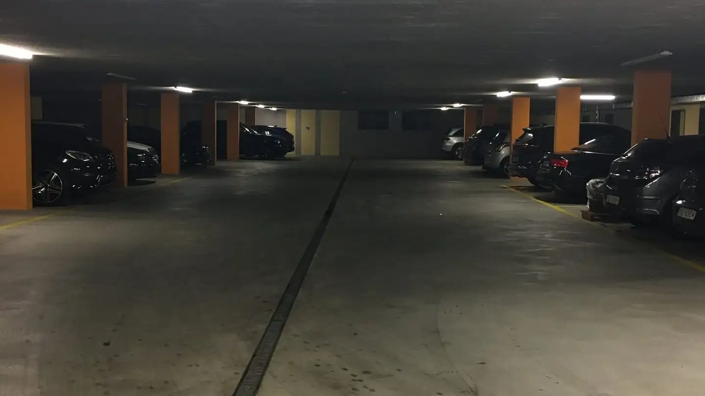 Place de parking souterraine à louer - Landstrasse 51, 8750 Glarus - Photo 4