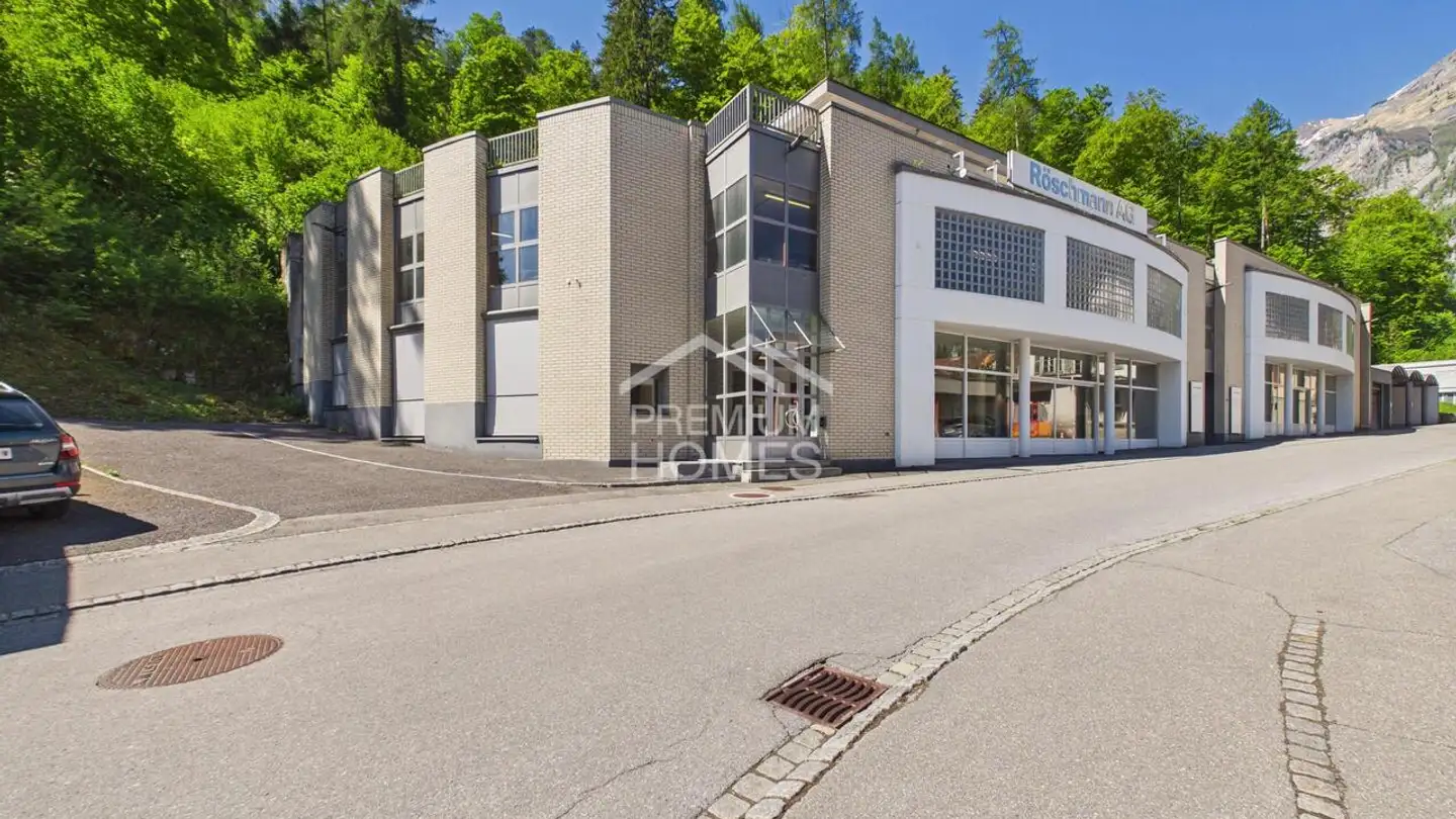 Mixed-use building for sale - 8750 Glarus