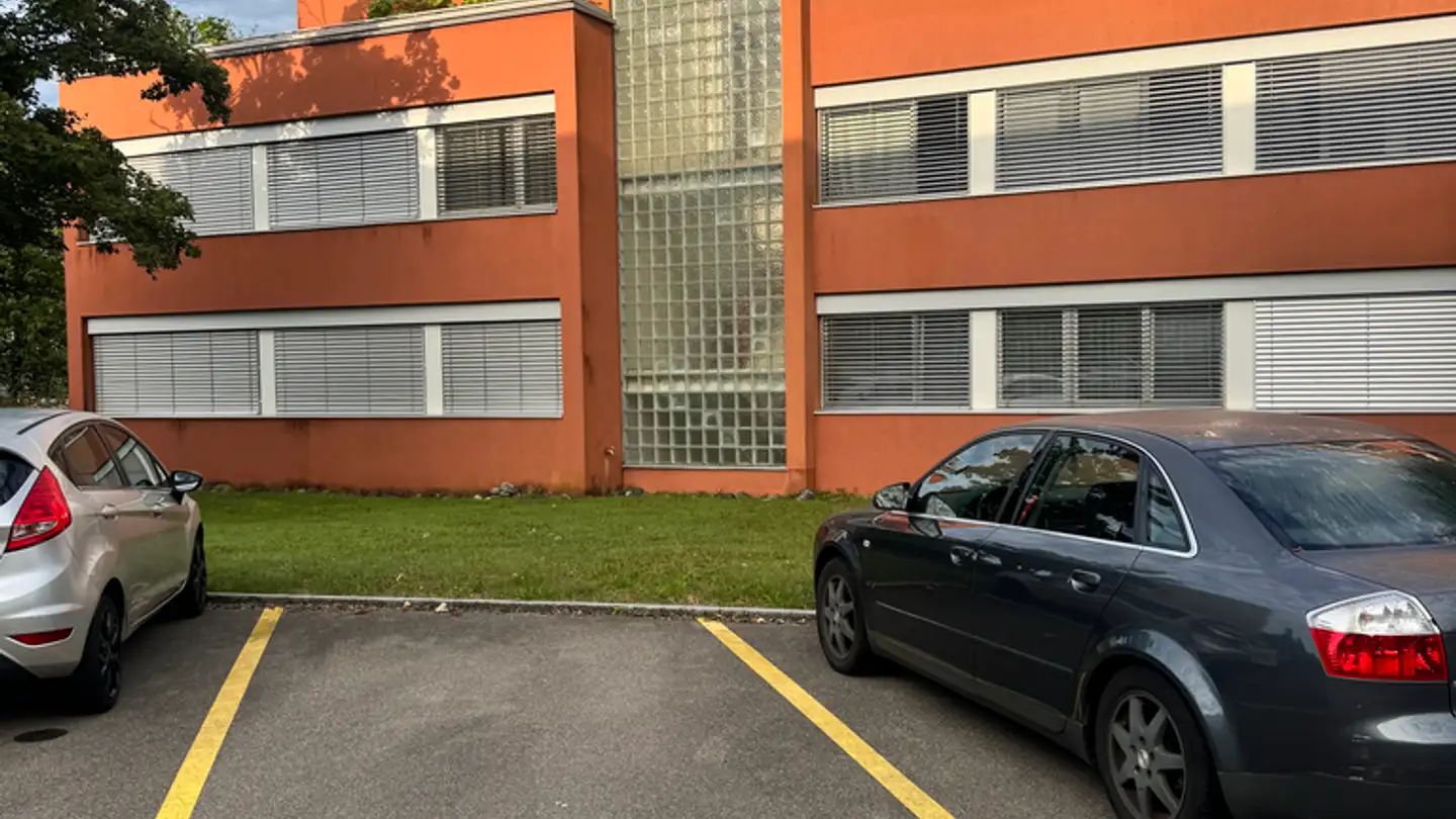 Place de parking extérieure à louer - Alte Hedingerstrasse 23a, 8910 Affoltern am Albis