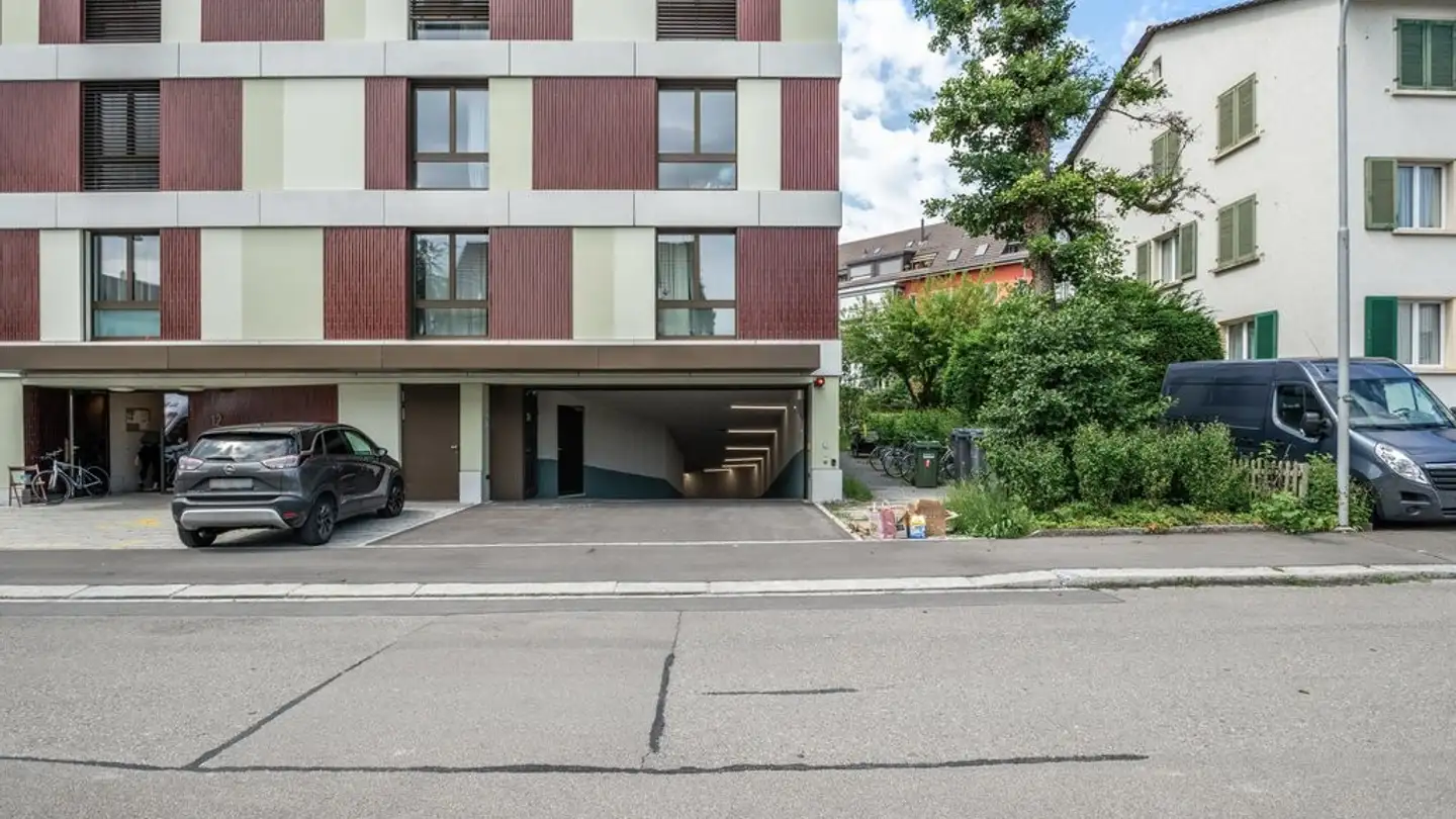 Place de parking souterraine à louer - Feldblumenweg 12, 8048 Zürich