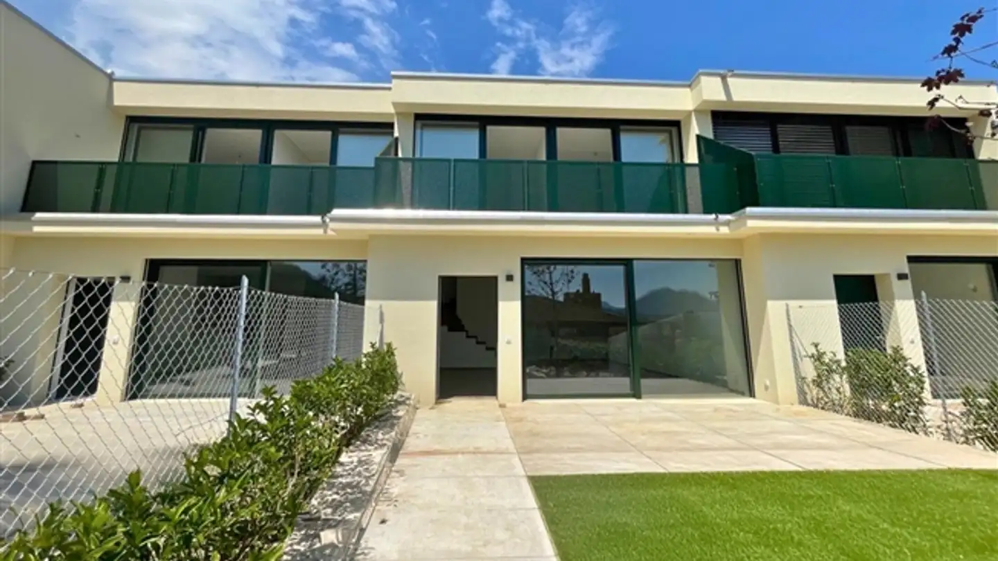 Row house for sale - 6928 Manno