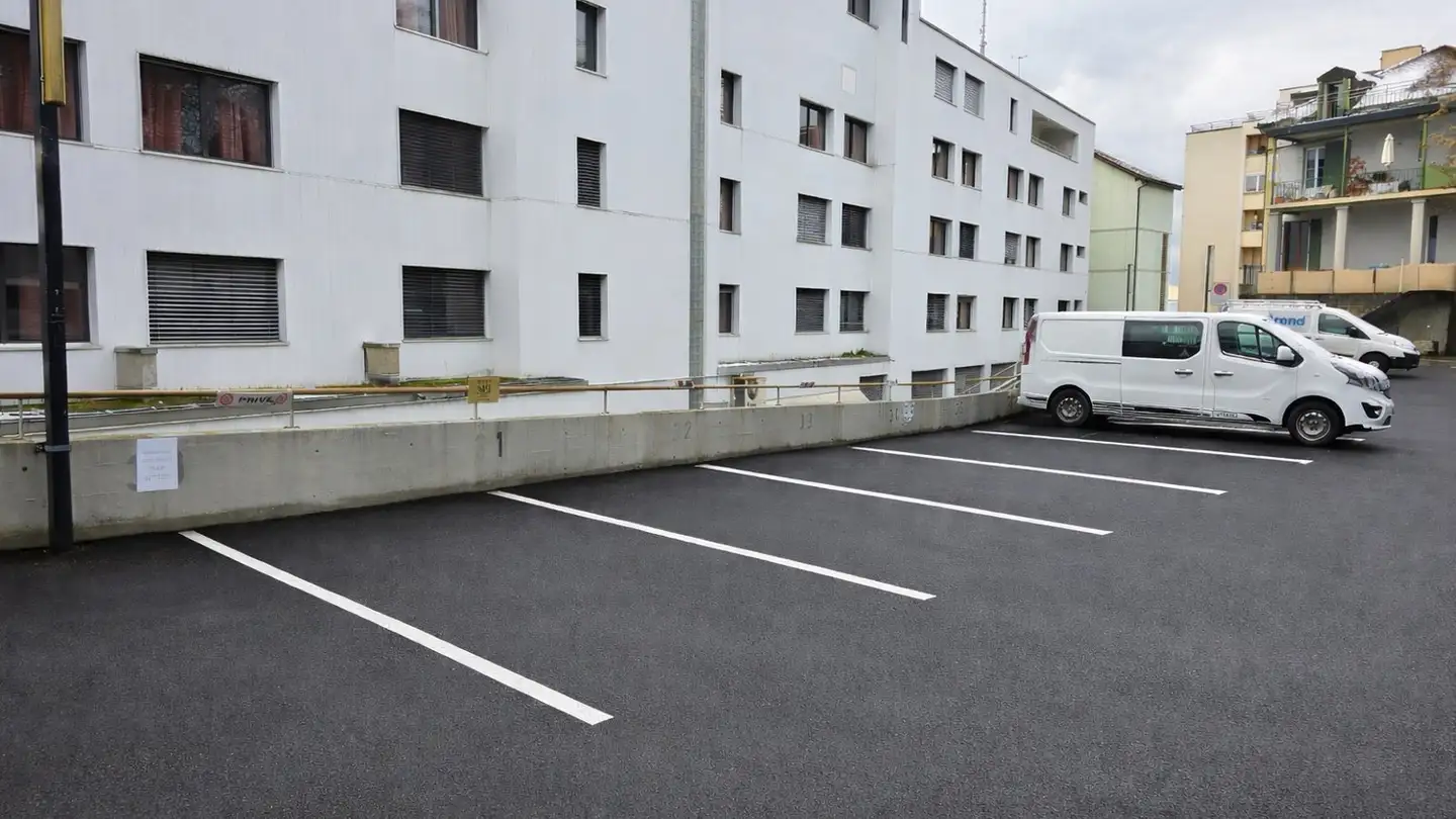 Place de parking extérieure à louer - Avenue De La Gare 15, 2000 Neuchâtel - Photo 2