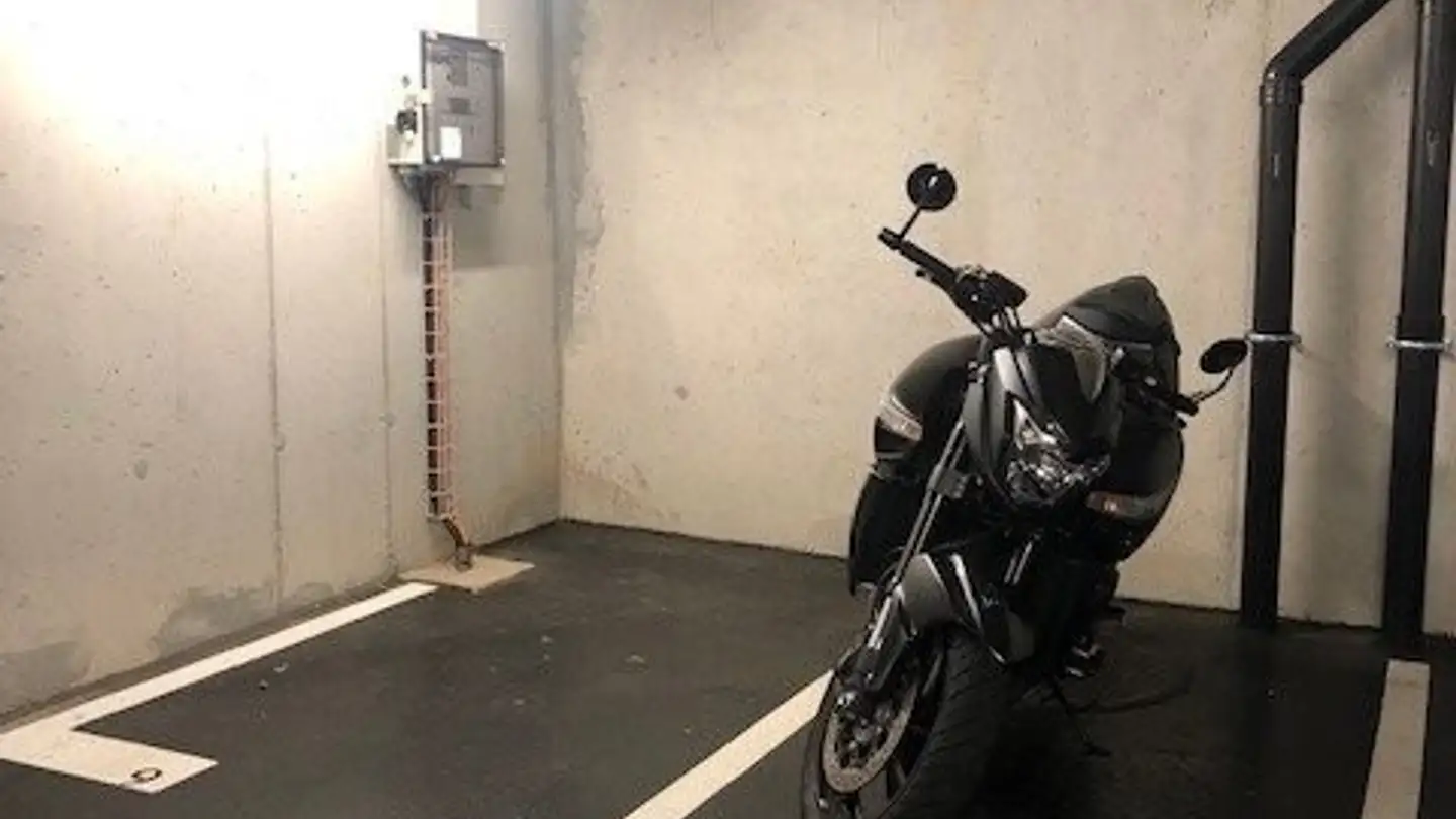 Überdachter Motorradparkplatz mieten - Bergstrasse 22, 8953 Dietikon - Foto 2
