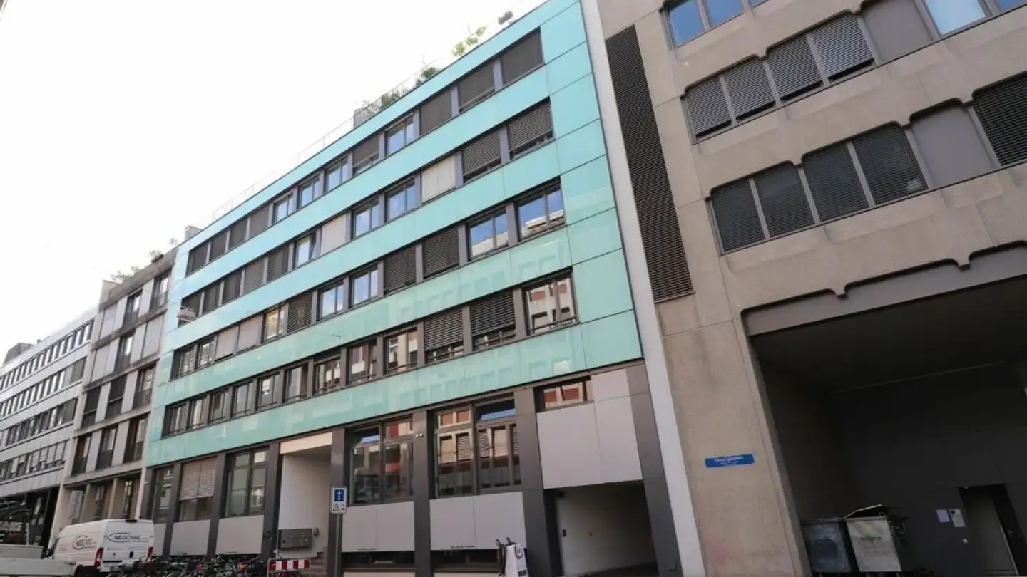 Place de parking extérieure à louer - Hirschgässlein 19, 4051 Basel