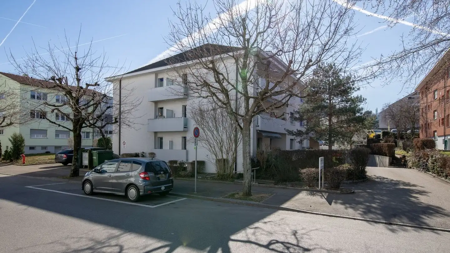 Place de parking extérieure à louer - Eptingerstrasse 48, 4132 Muttenz