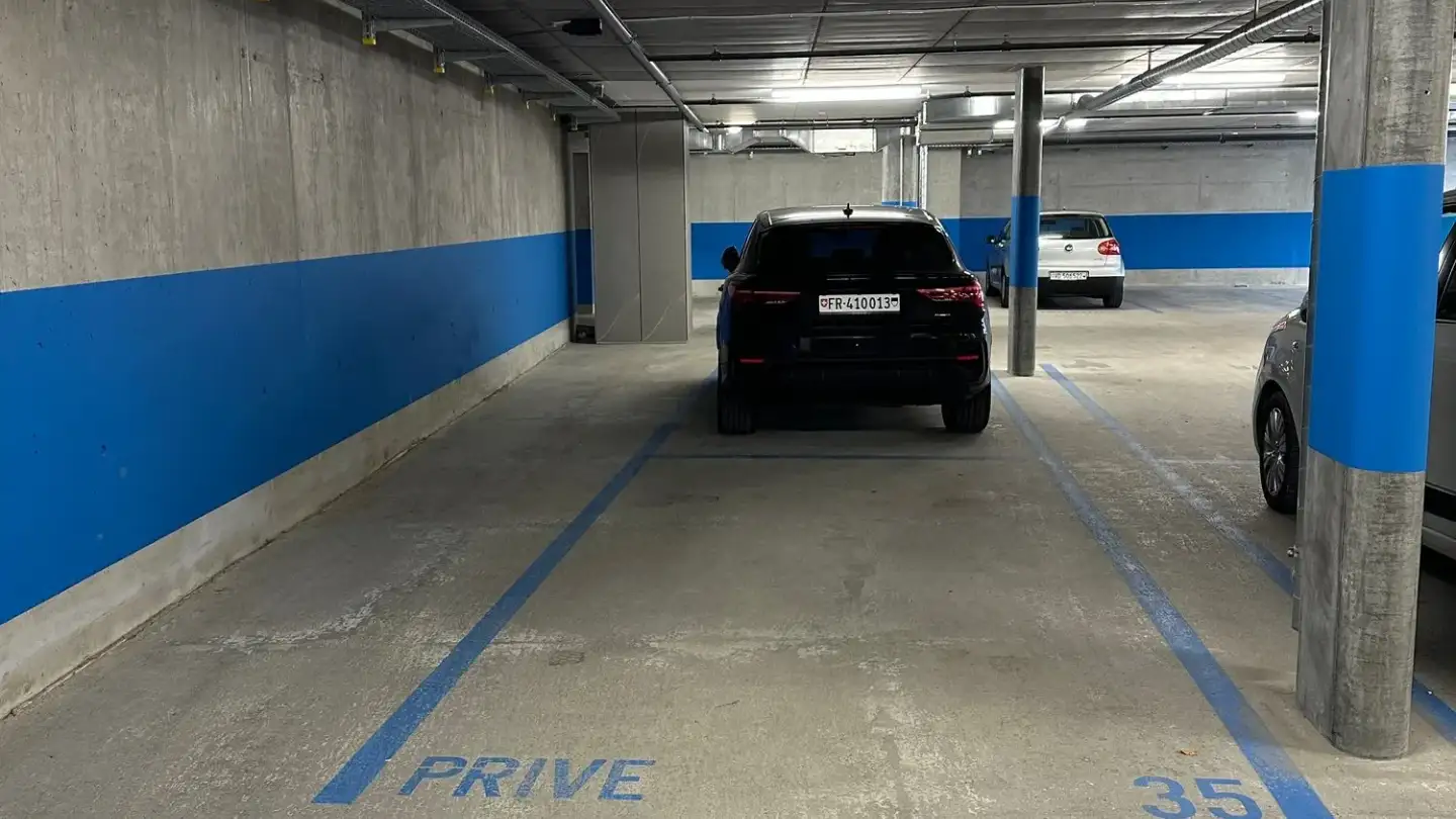 Place de parking souterraine à louer - Route Des Echervettes 47, 1680 Romont FR