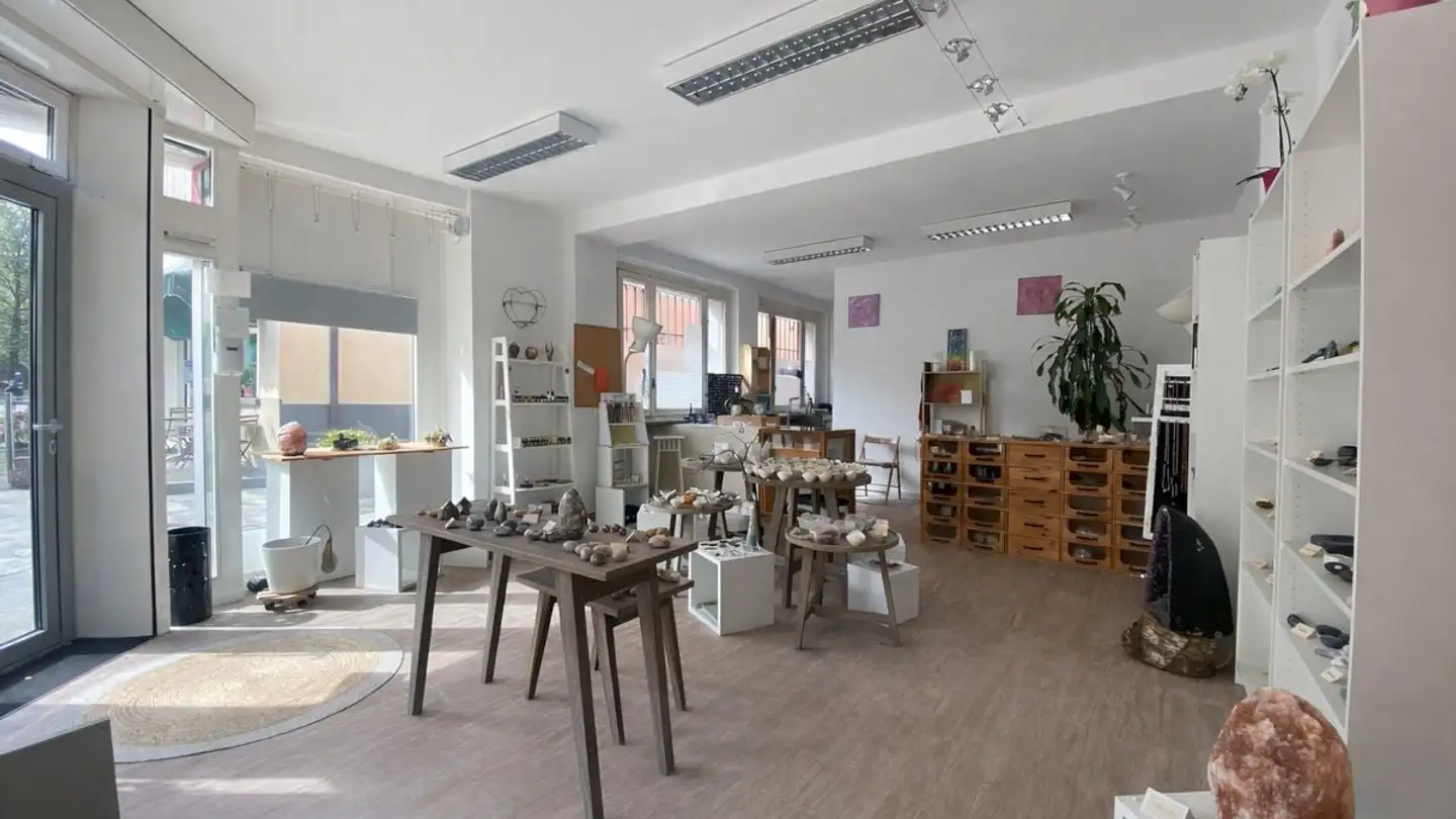 Shop for rent - 6943 Vezia