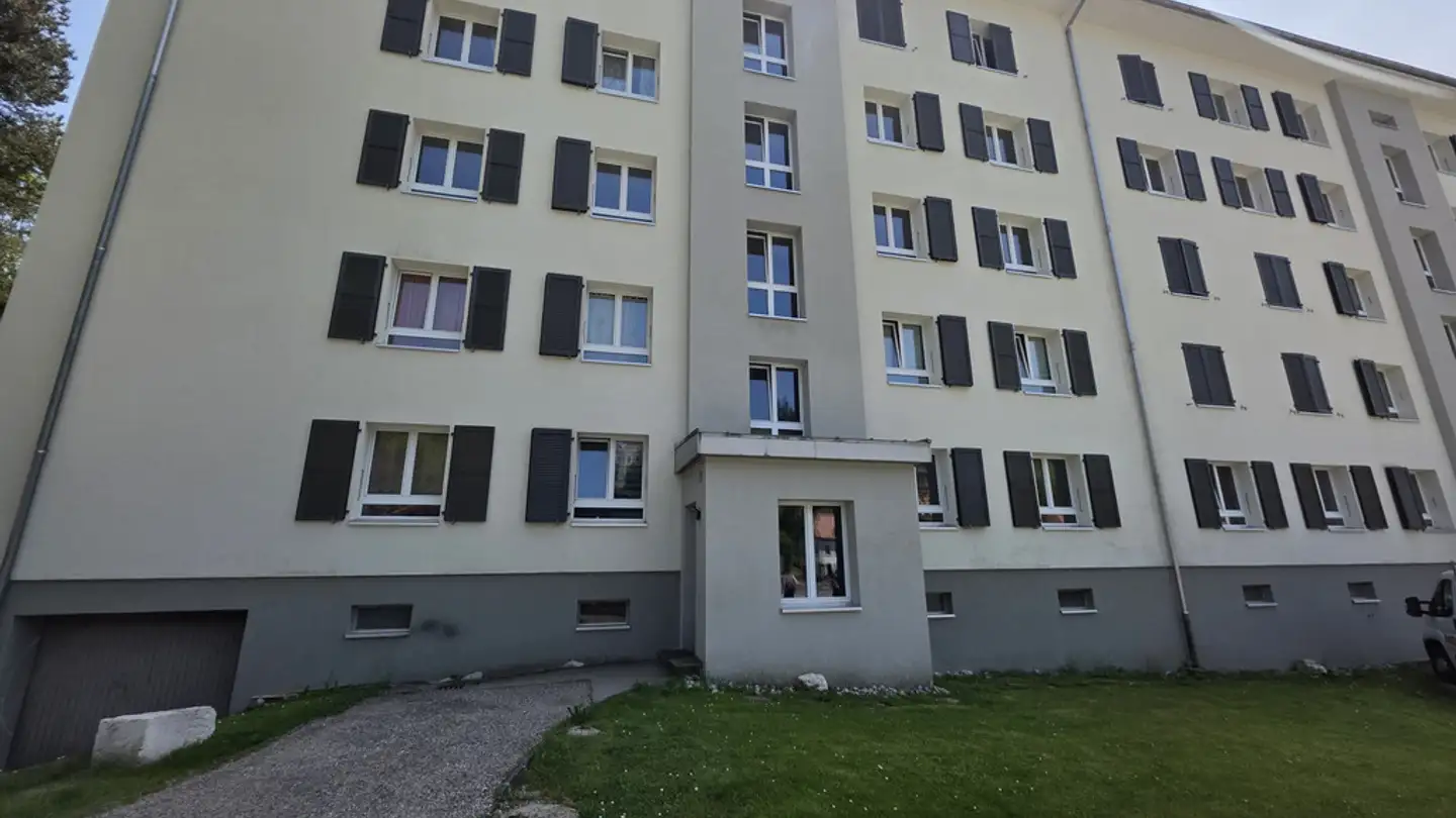 Place de parking extérieure à louer - Rue Girardet 21, 2400 Le Locle