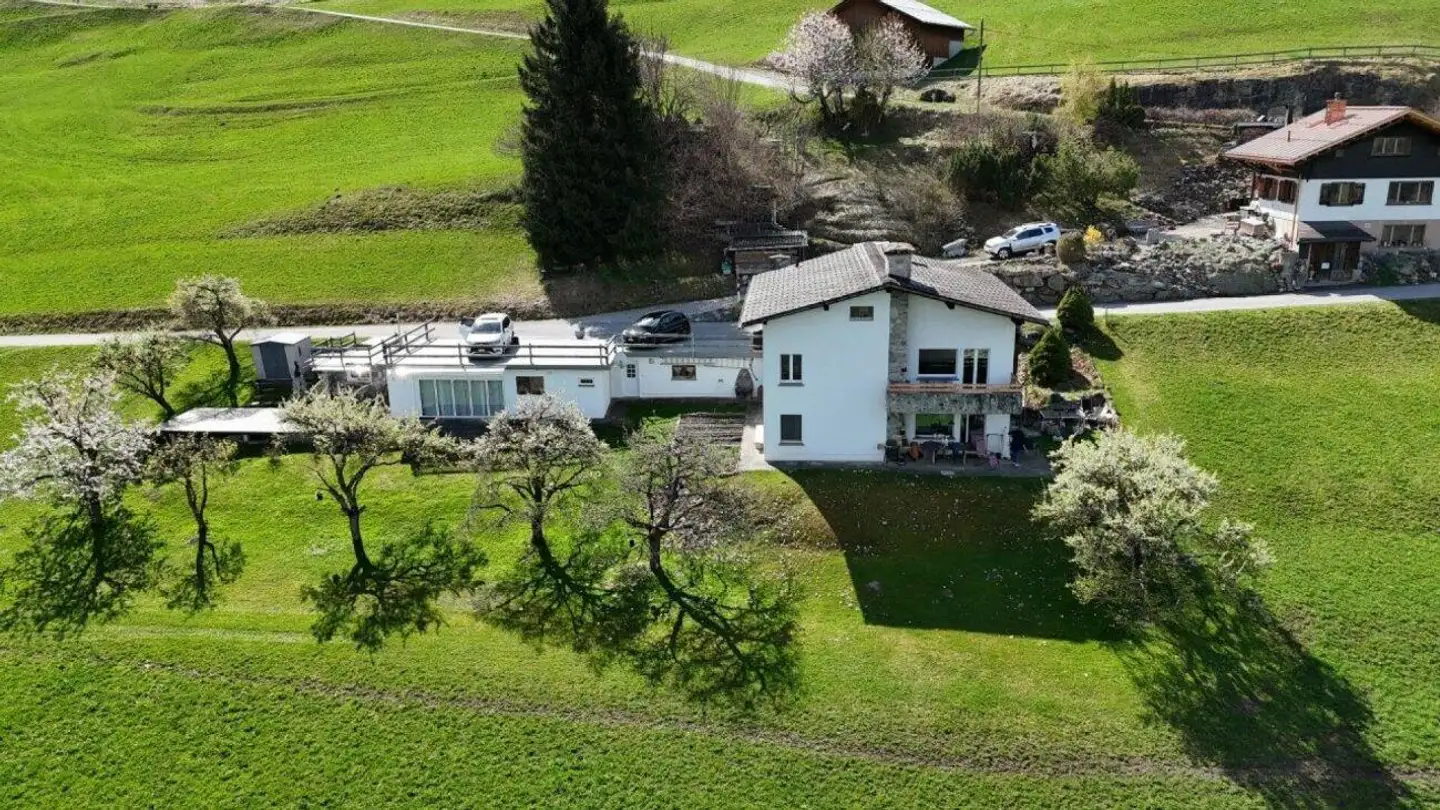 Mehrfamilienhaus kaufen - Via Quadras 9, 7111 Pitasch