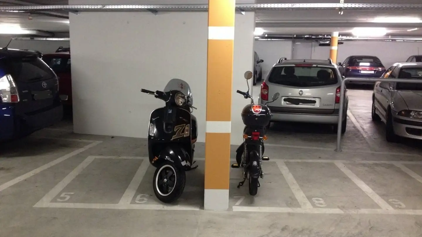 Place de parking intérieure pour moto à louer - Badenerstrasse 713, 8048 Zürich