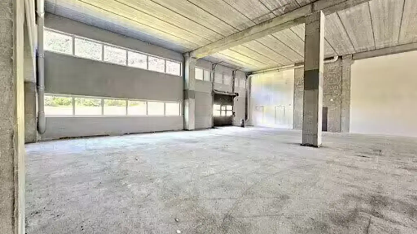 Mixed-use building for rent - 6930 Bedano