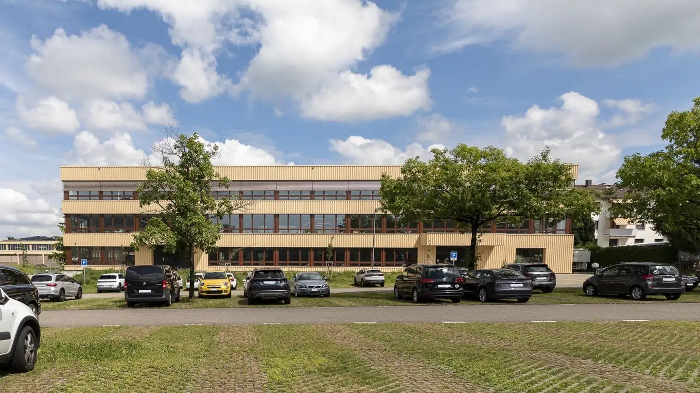 Commercial à louer - Unterfeldstrasse 6, 8340 Hinwil