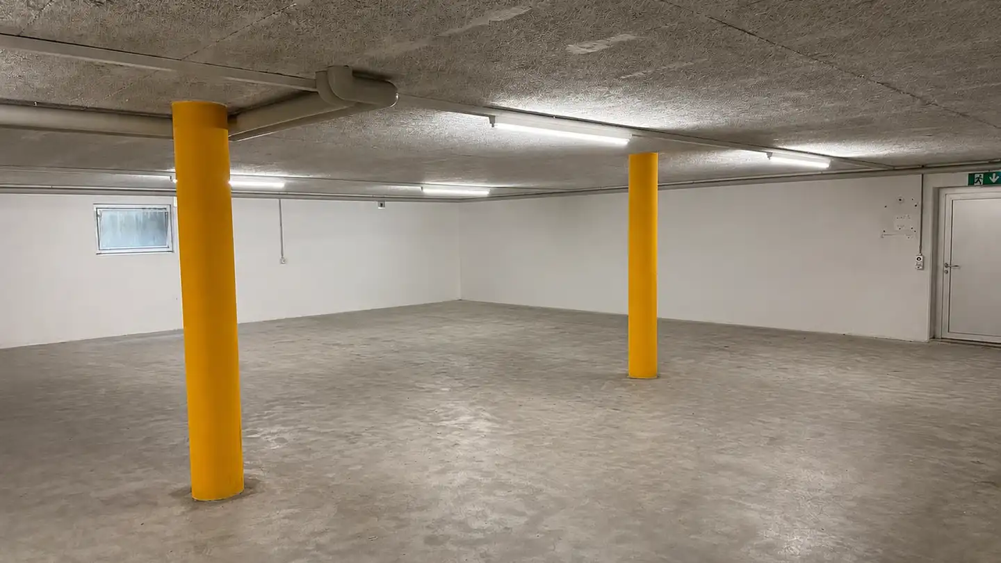 Place de parking extérieure à louer - Seestrasse 1011, 8706 Meilen