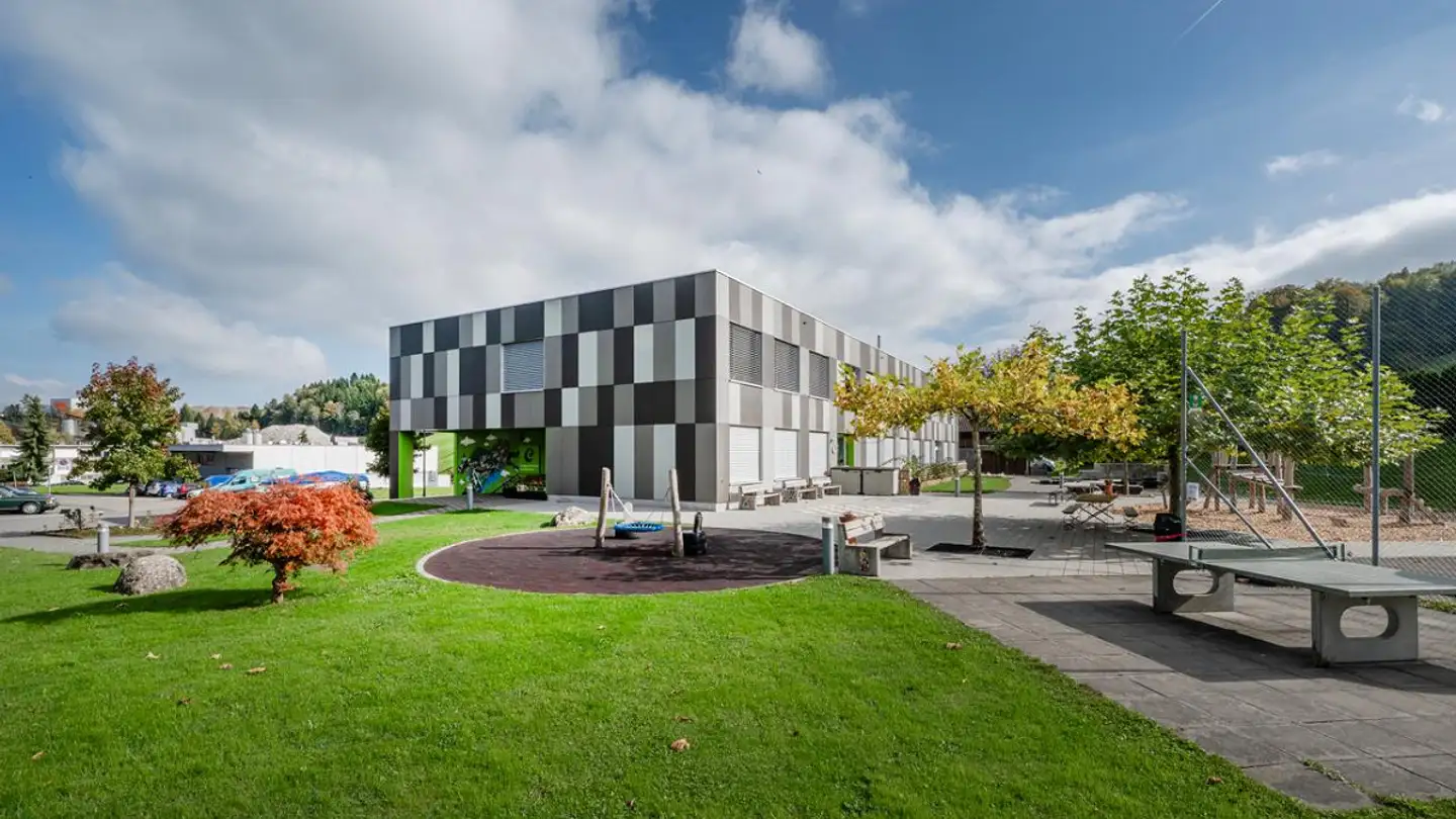 Mischgenutztes Gebäude kaufen - 6345 Neuheim