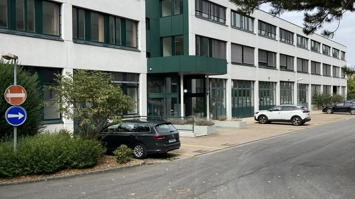 Commercial à louer - Rue Du Collège 92, 2300 La Chaux-de-Fonds