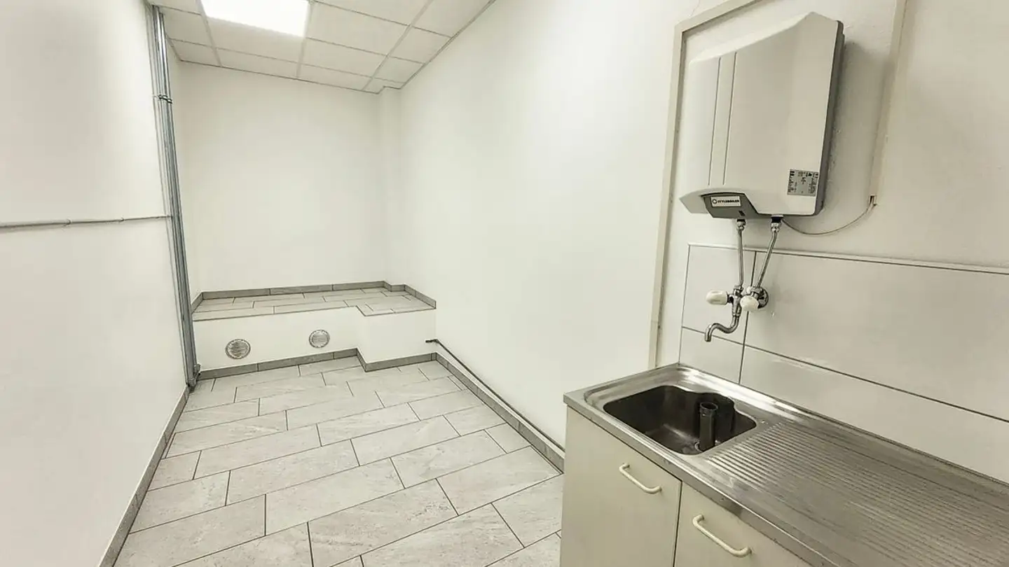 Department store for rent - Rue Docteur Schwab 1, 2610 St-Imier - Photo 2