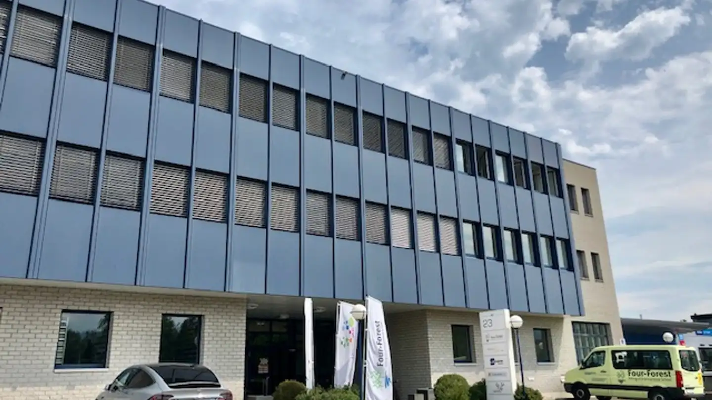 Überdachter Motorradparkplatz mieten - Chollerstrasse 21, 6312 Steinhausen