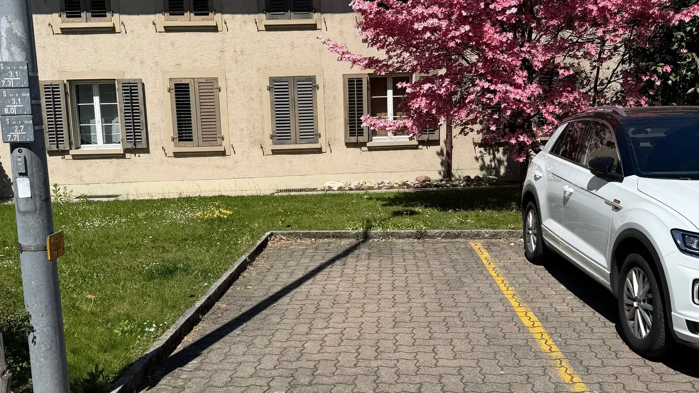 Place de parking extérieure à louer - Bachstrasse 2, 5034 Suhr