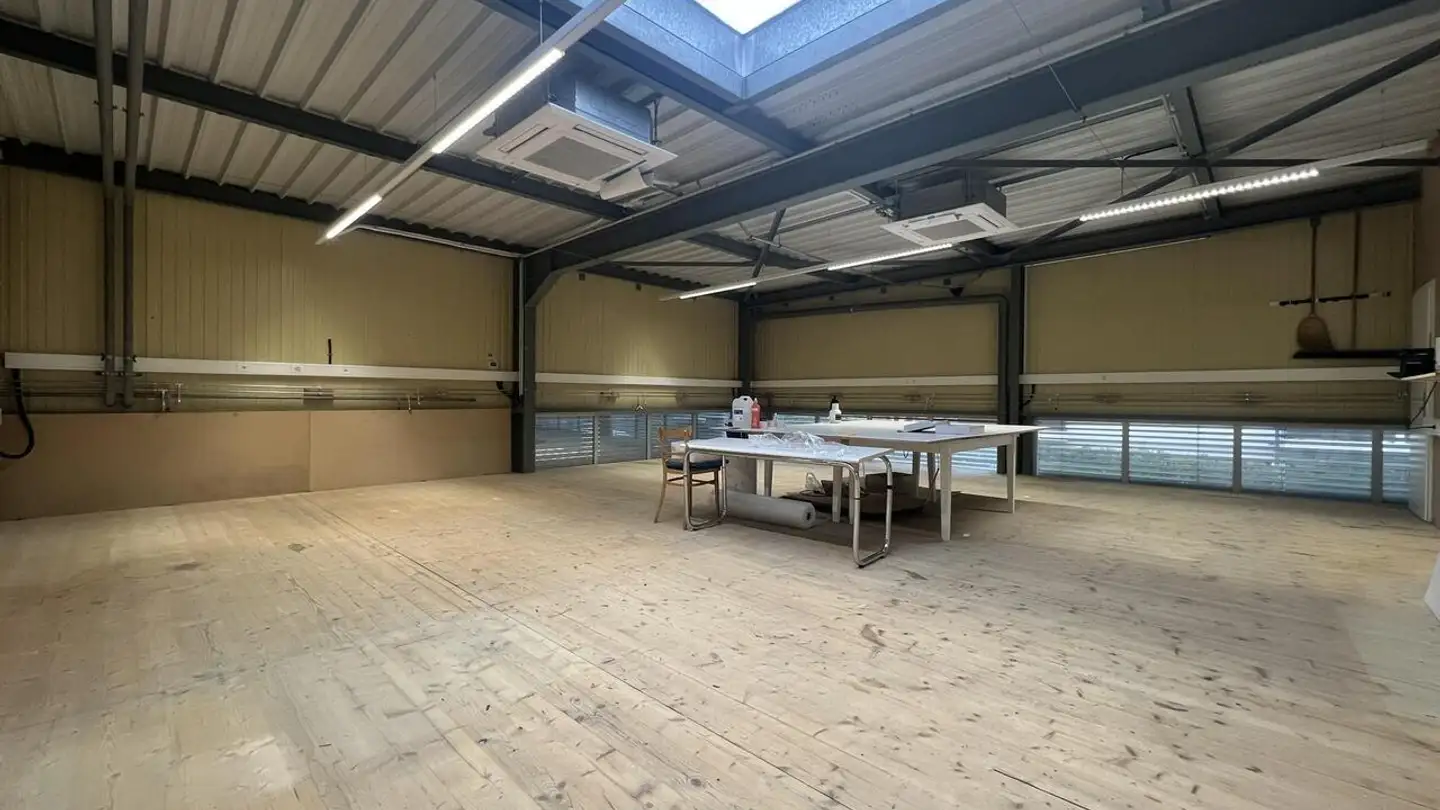 Commerciale in affitto - Rouges-Terres, 2068 Hauterive NE