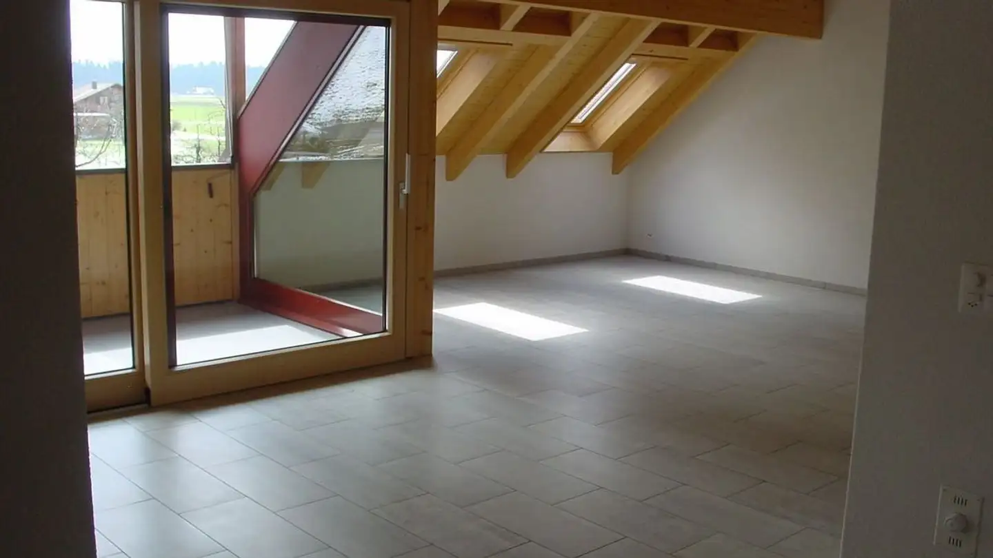 Dachgeschosswohnung mieten - Brenzikofenstrasse 2, 3629 Oppligen - Foto 2