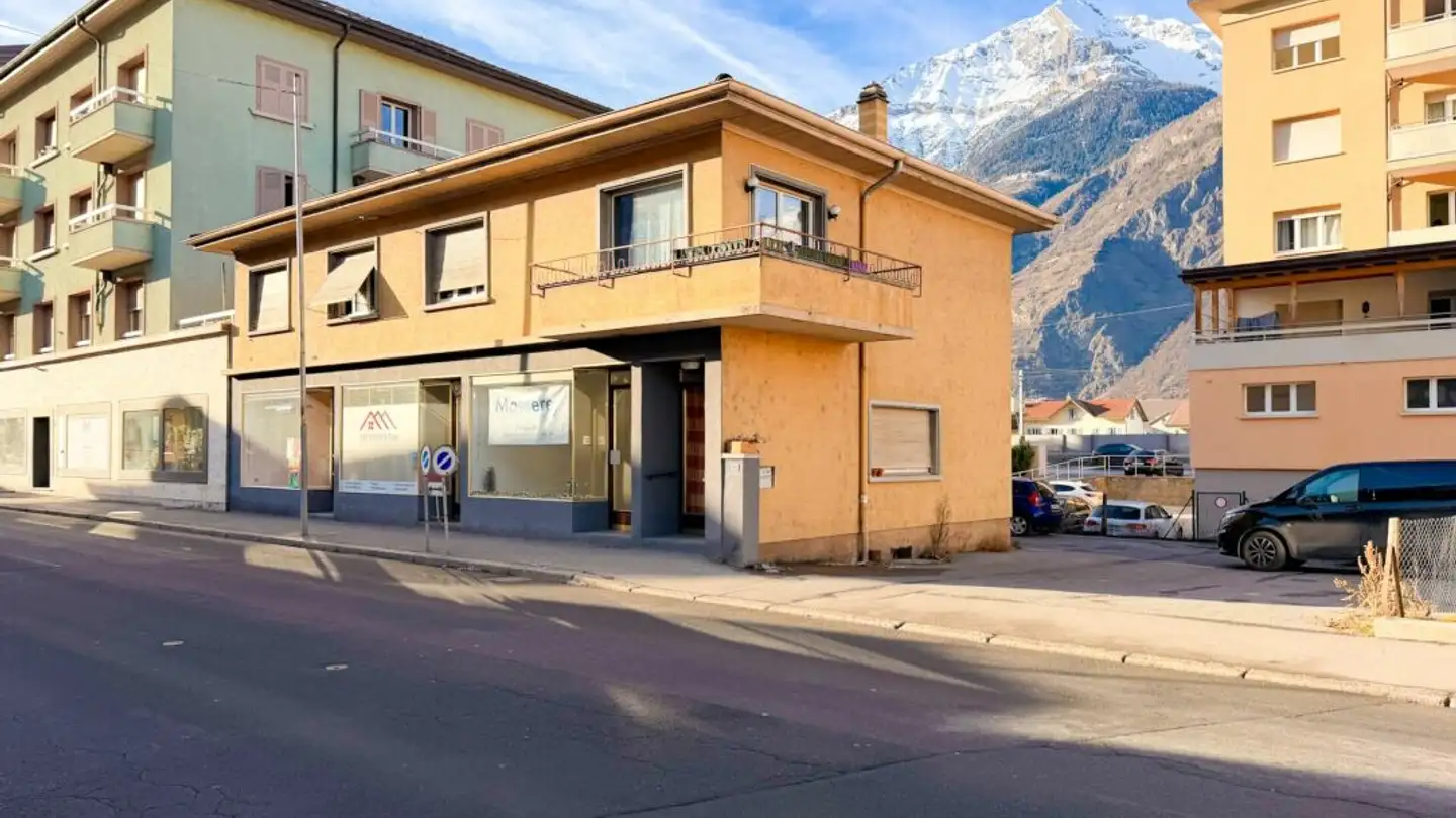 Residential building for sale - 1907 Saxon