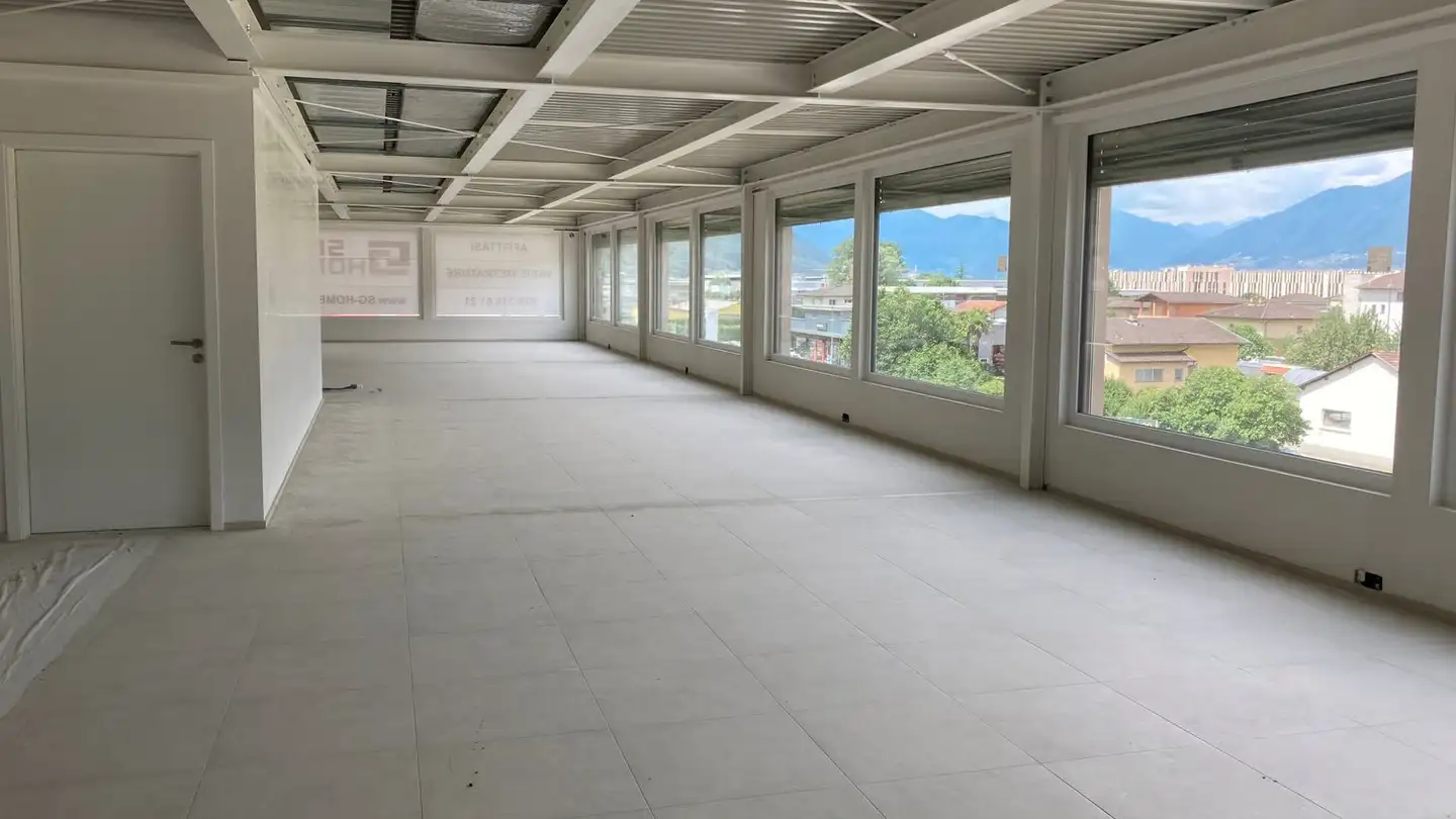 Grand magasin à louer - Via Monda 2, 6592 S. Antonino - Photo 4