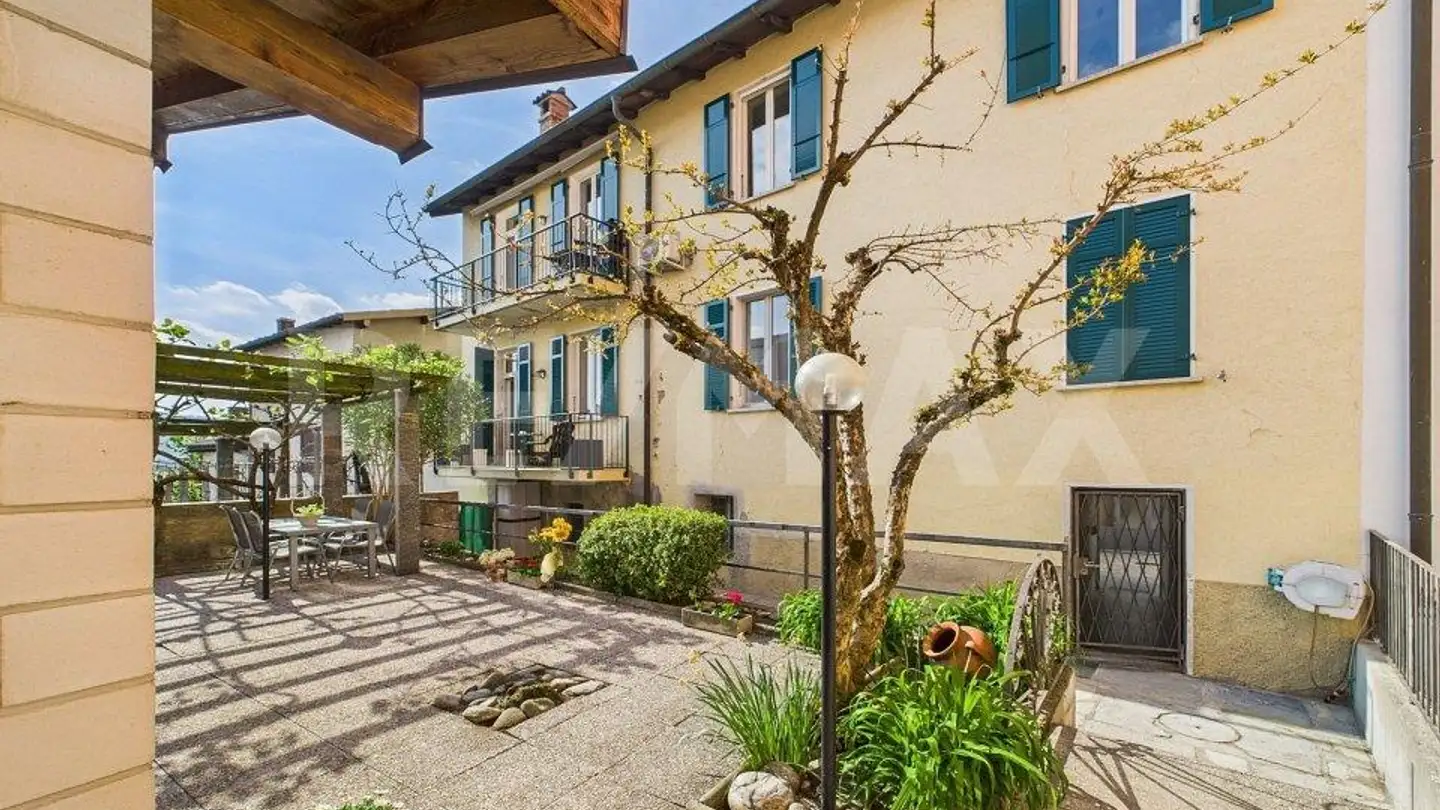 Residential building for sale - 6828 Balerna