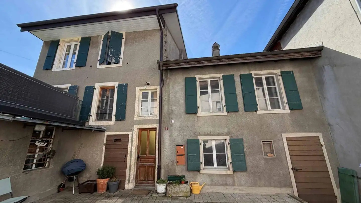 Residential building for sale - 1169 Yens