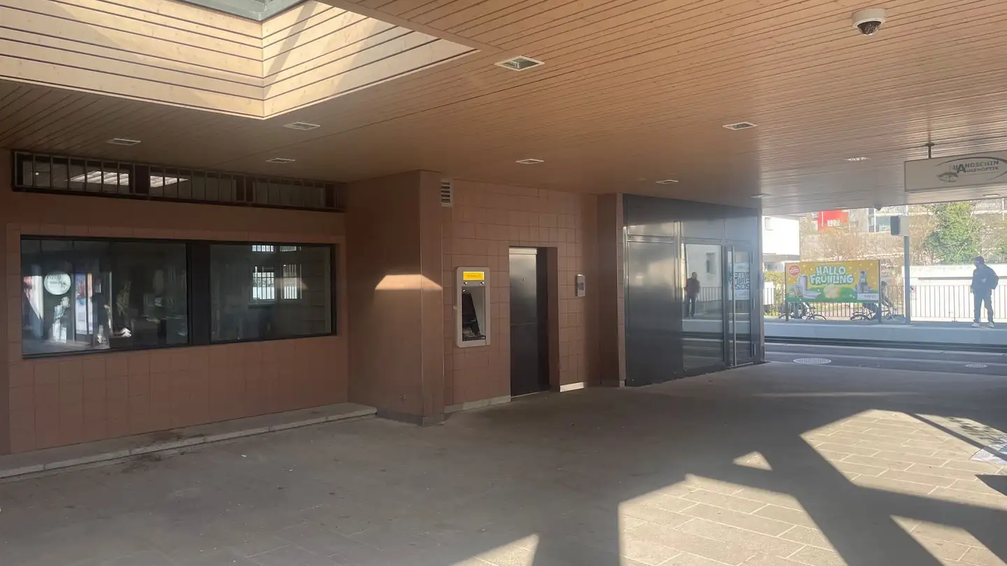 Grand magasin à louer - Bahnhofstrasse 21, 4106 Therwil