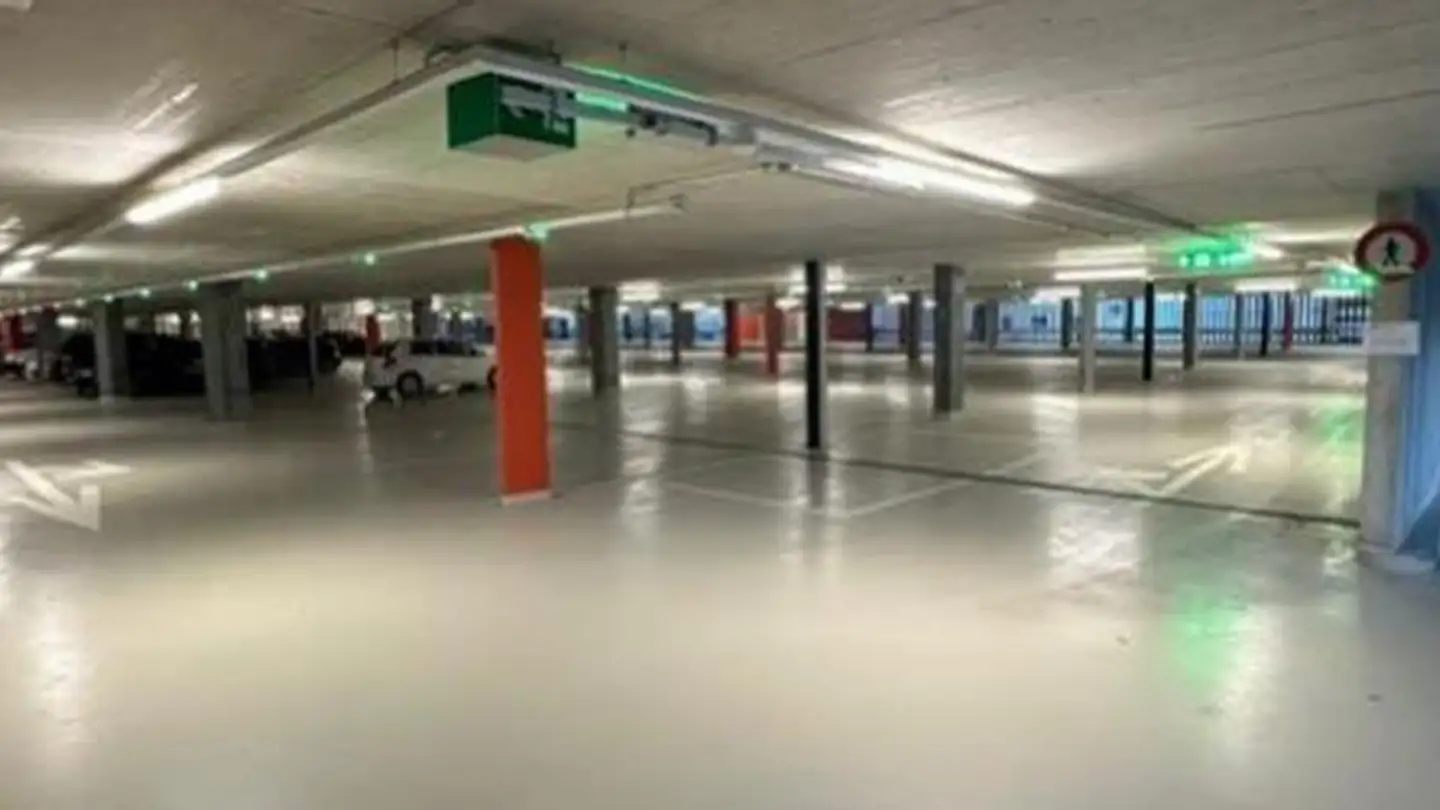 Place de parking extérieure à louer - Rue du Collège 34, 2300 La Chaux-de-Fonds - Photo 4