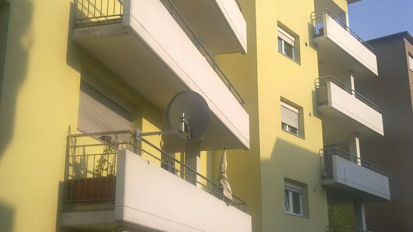 Place de parking extérieure à louer - Via Ceresio 19, 6963 Pregassona