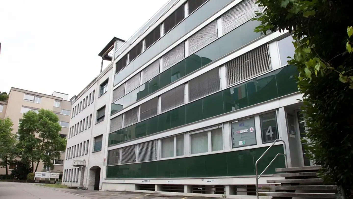 Place de parking souterraine à louer - Enzianweg 4, 8048 Zürich