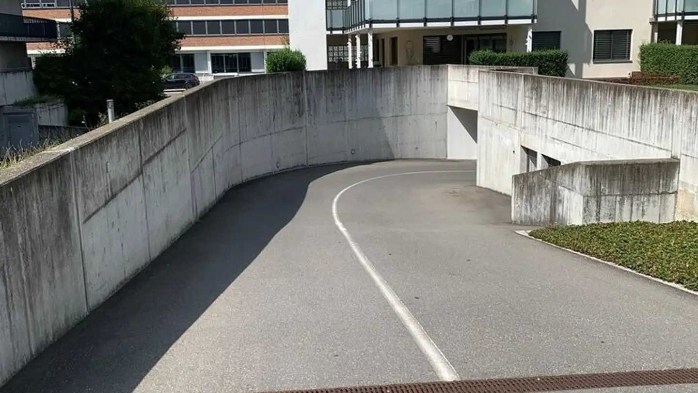 Parcheggio interno per moto in affitto - Zugerstrasse 16, 6030 Ebikon - Photo 2