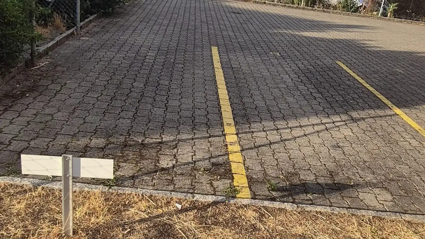 Place de parking extérieure à louer - Suhrerstrasse, 5036 Oberentfelden