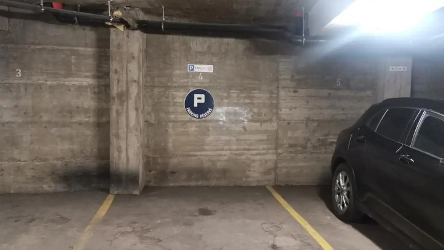 Place de parking couverte à louer - 3963 Crans-Montana