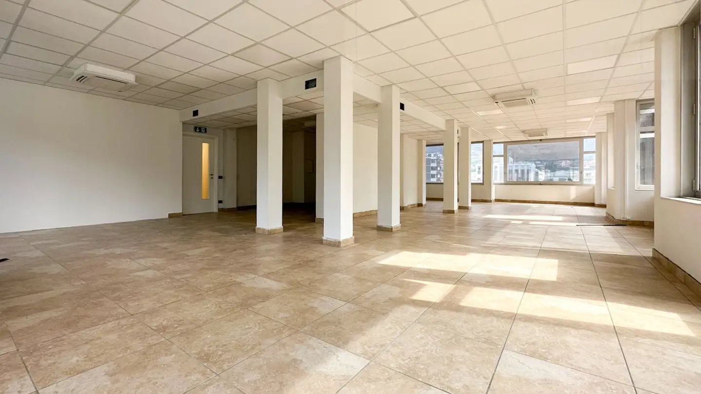 Spazio ufficio in affitto - Via Giuseppe Motta, 6830 Chiasso - Photo 4