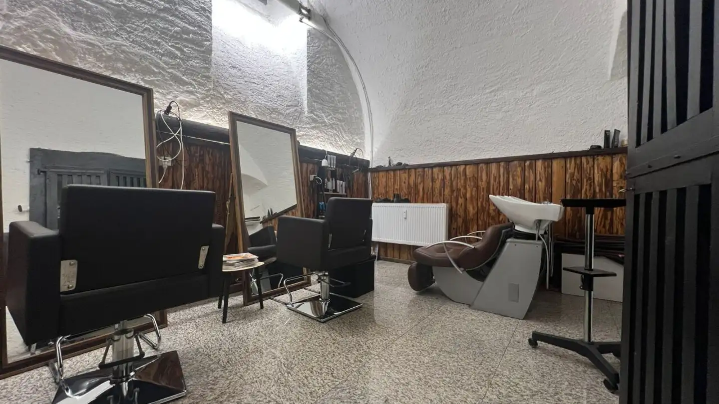 Hairdresser for rent - 1860 Aigle - Photo 2