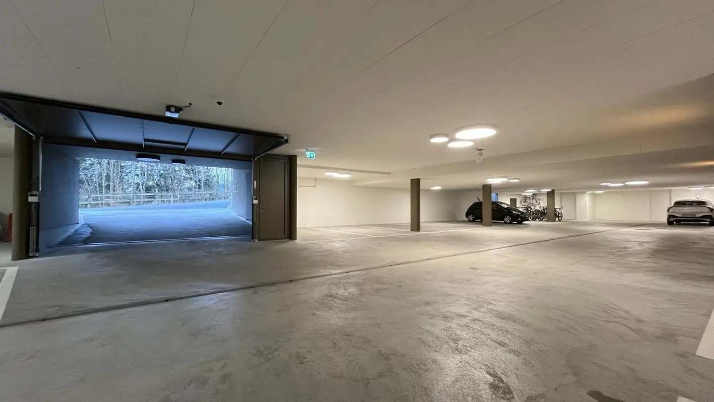 Place de parking souterraine à louer - Forstweg 1, 8836 Bennau