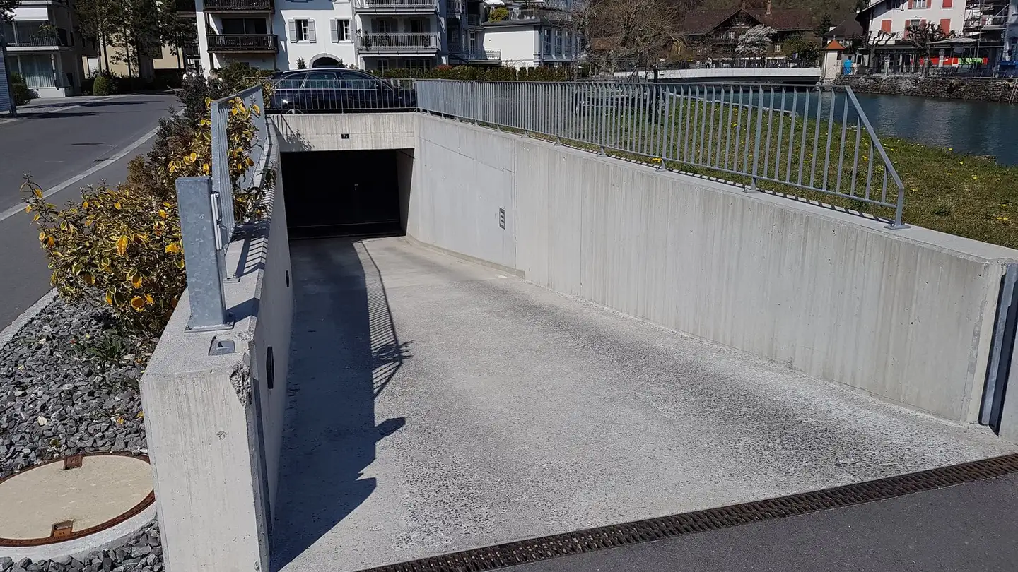 Überdachter Motorradparkplatz mieten - Aarestrasse 7a, 3800 Unterseen