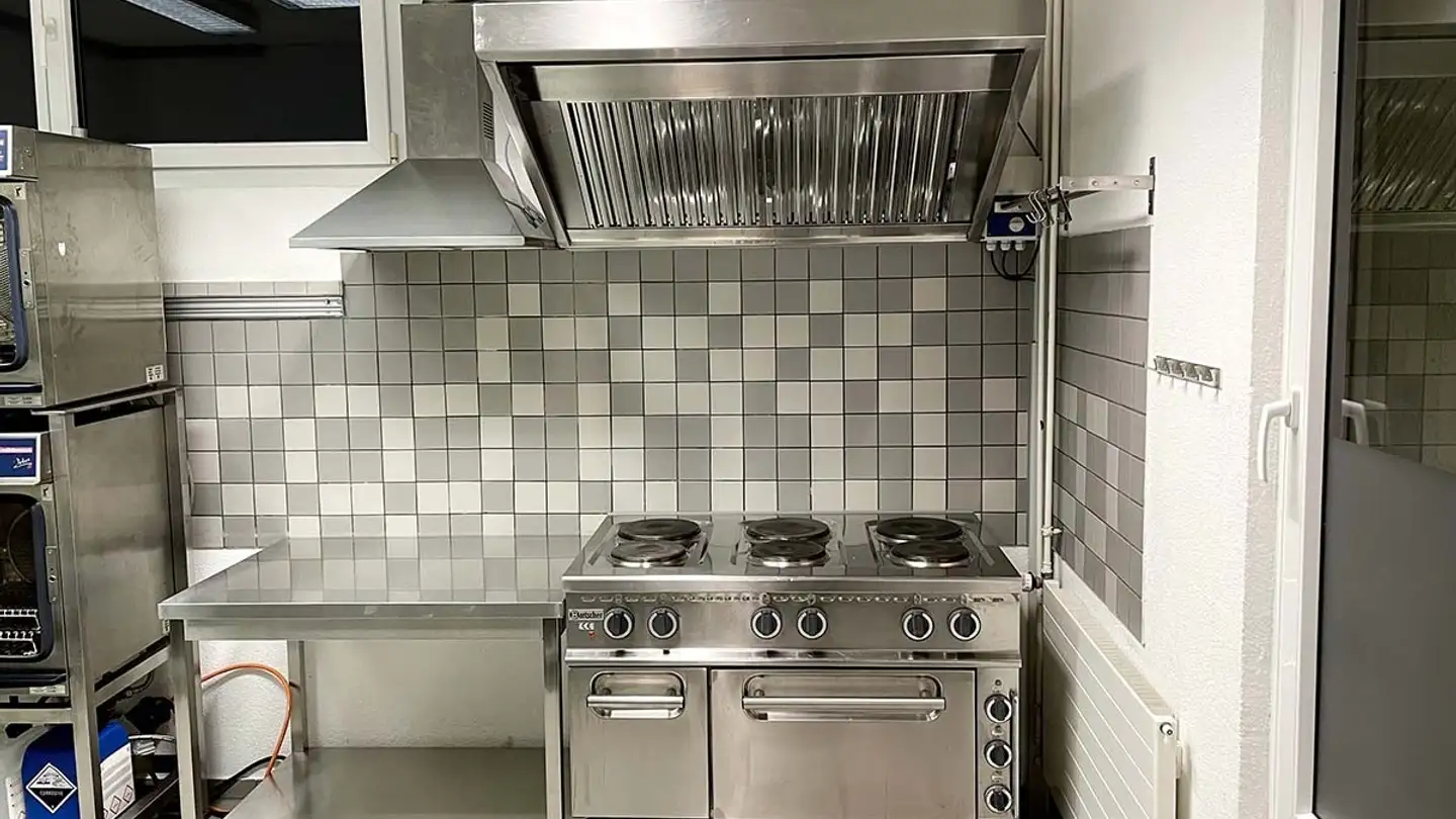 Commercial for rent - Isenrietstrasse 1a, 8617 Mönchaltorf