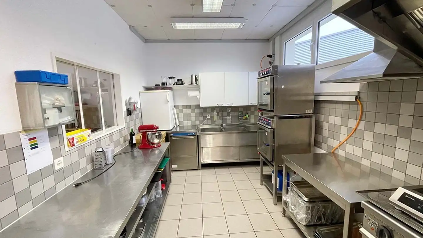 Commercial for rent - Isenrietstrasse 1a, 8617 Mönchaltorf - Photo 2