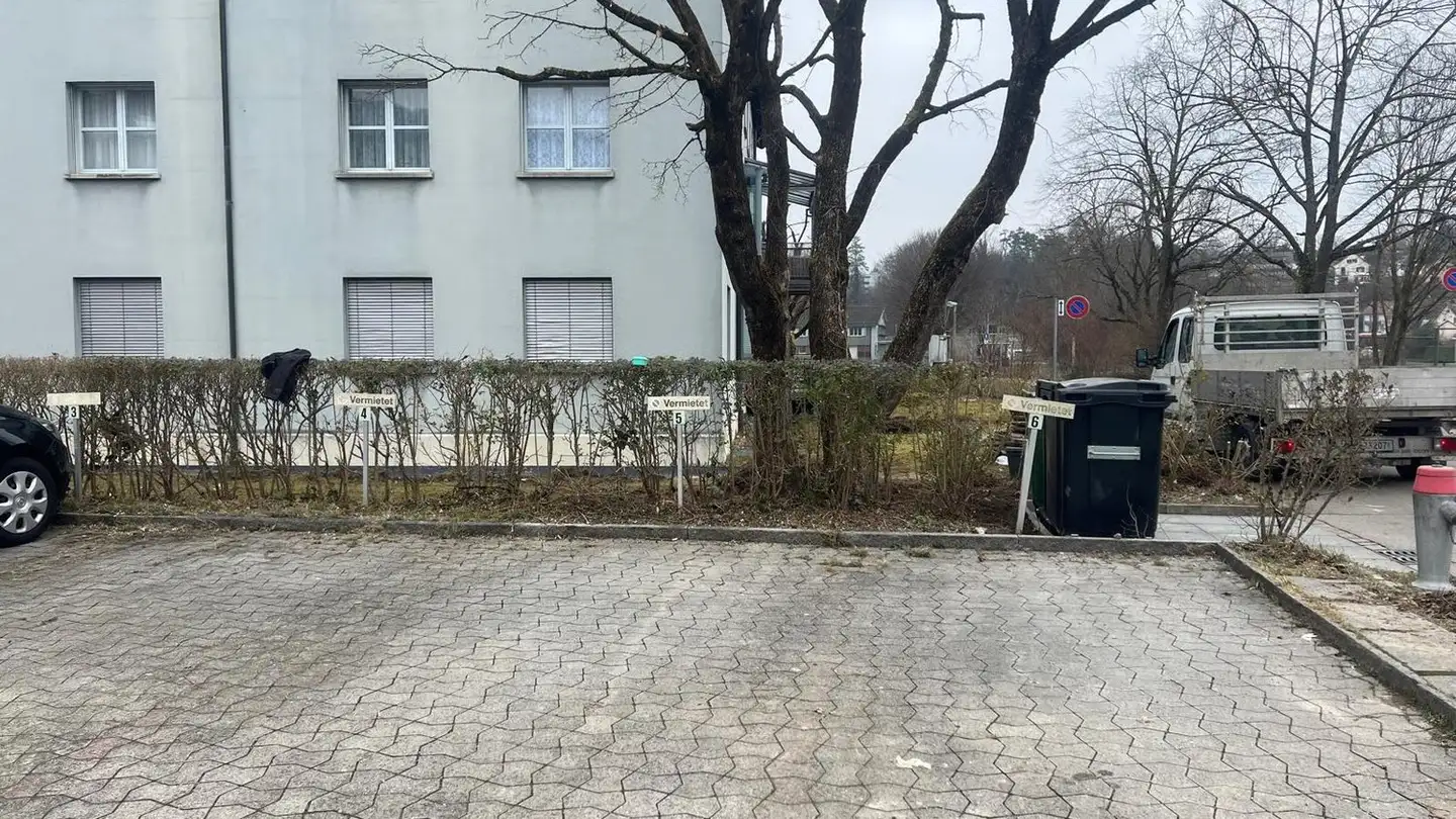 Place de parking extérieure à louer - Soodstrasse 2, 8134 Adliswil