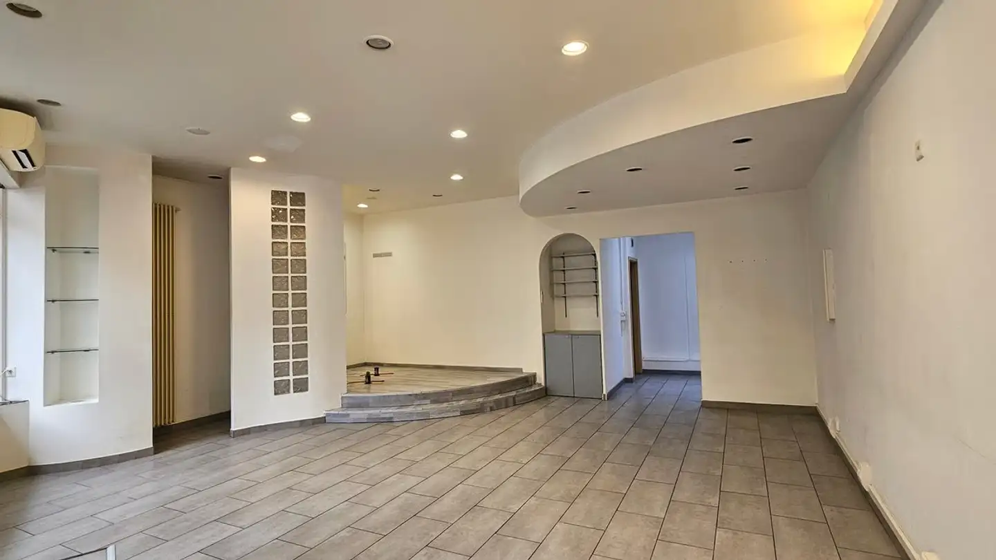 Grand magasin à vendre - 6830 Chiasso