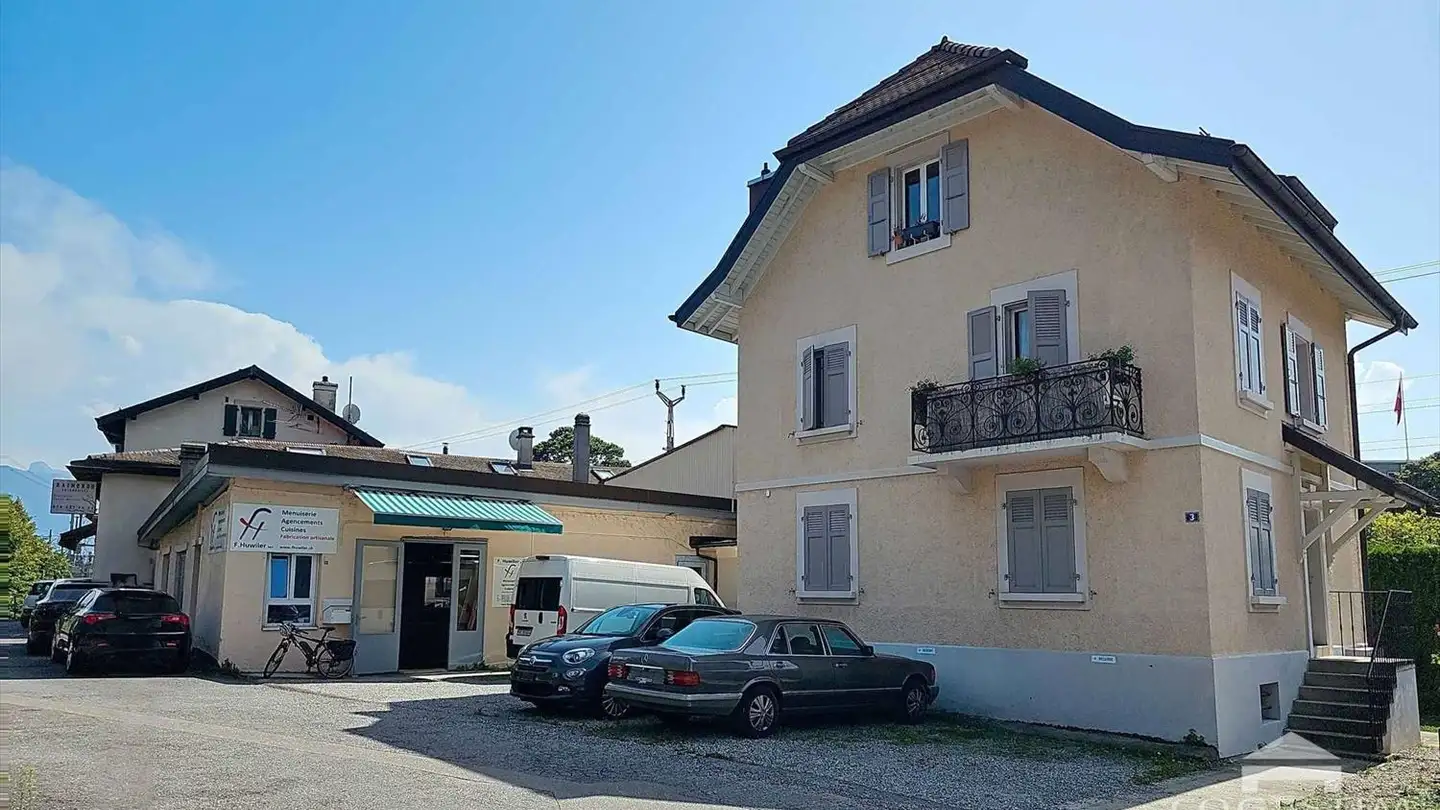 Mixed-use building for sale - 1802 Corseaux