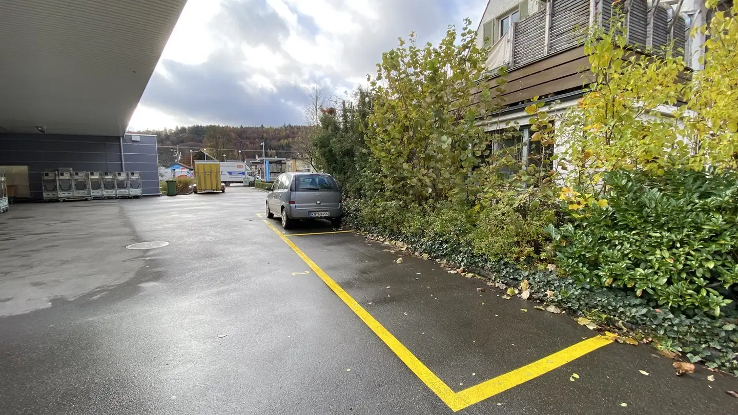 Outdoor parking space for rent - Bahnhofstrasse 30, 8240 Thayngen - Photo 3