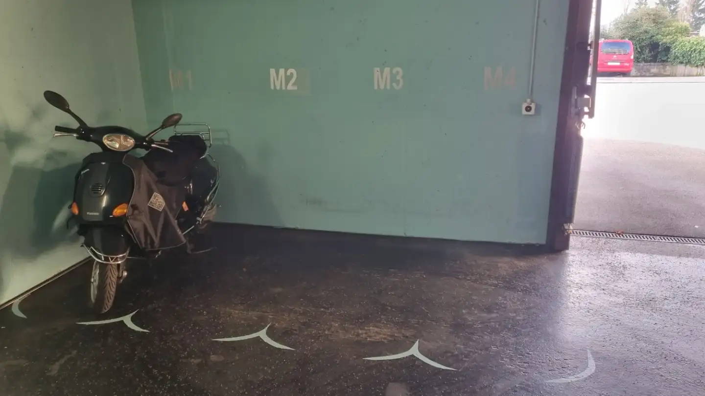 Place de parking intérieure pour moto à louer - Am Wasser 134, 8049 Zürich